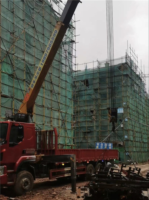 迭部县“慢工细活”—— 吊车的 “微动控制” 技术